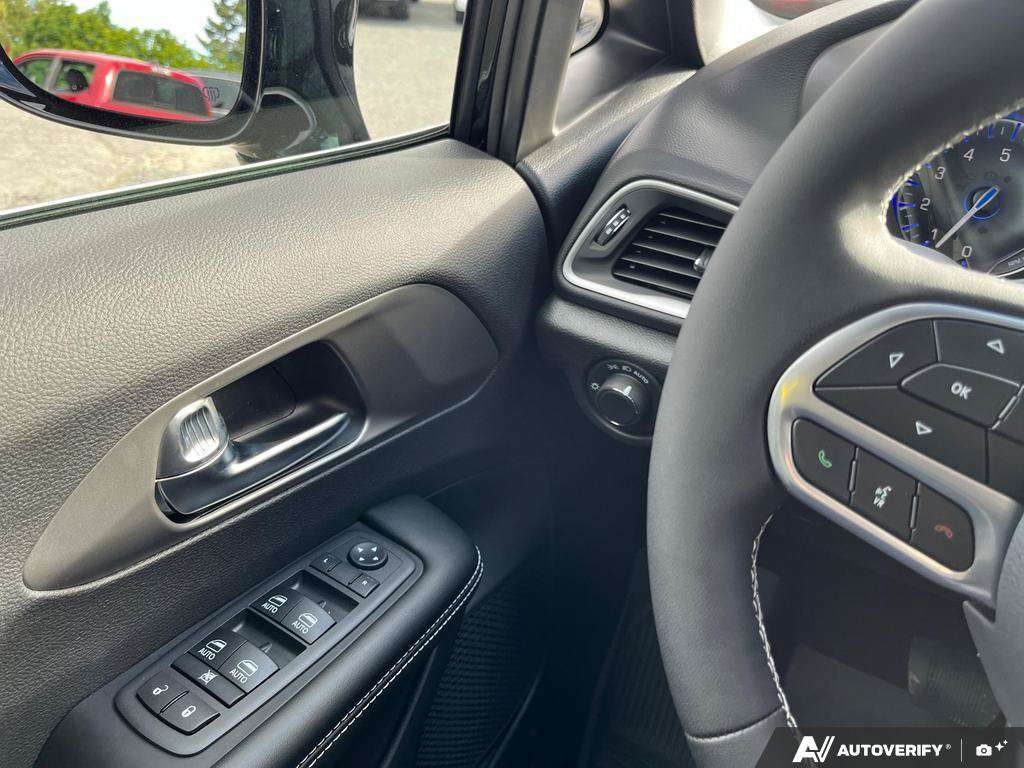 2027 Chrysler Grand Caravan — photo 17 of 25