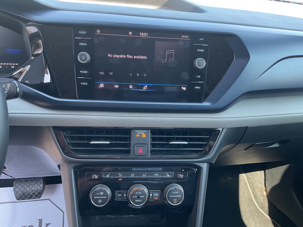 2024 Volkswagen Taos — photo 28 of 34