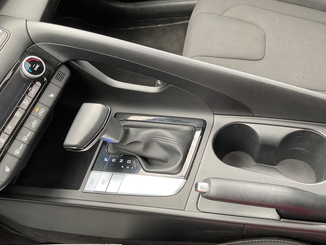 2025 Hyundai Elantra — photo 29 of 34