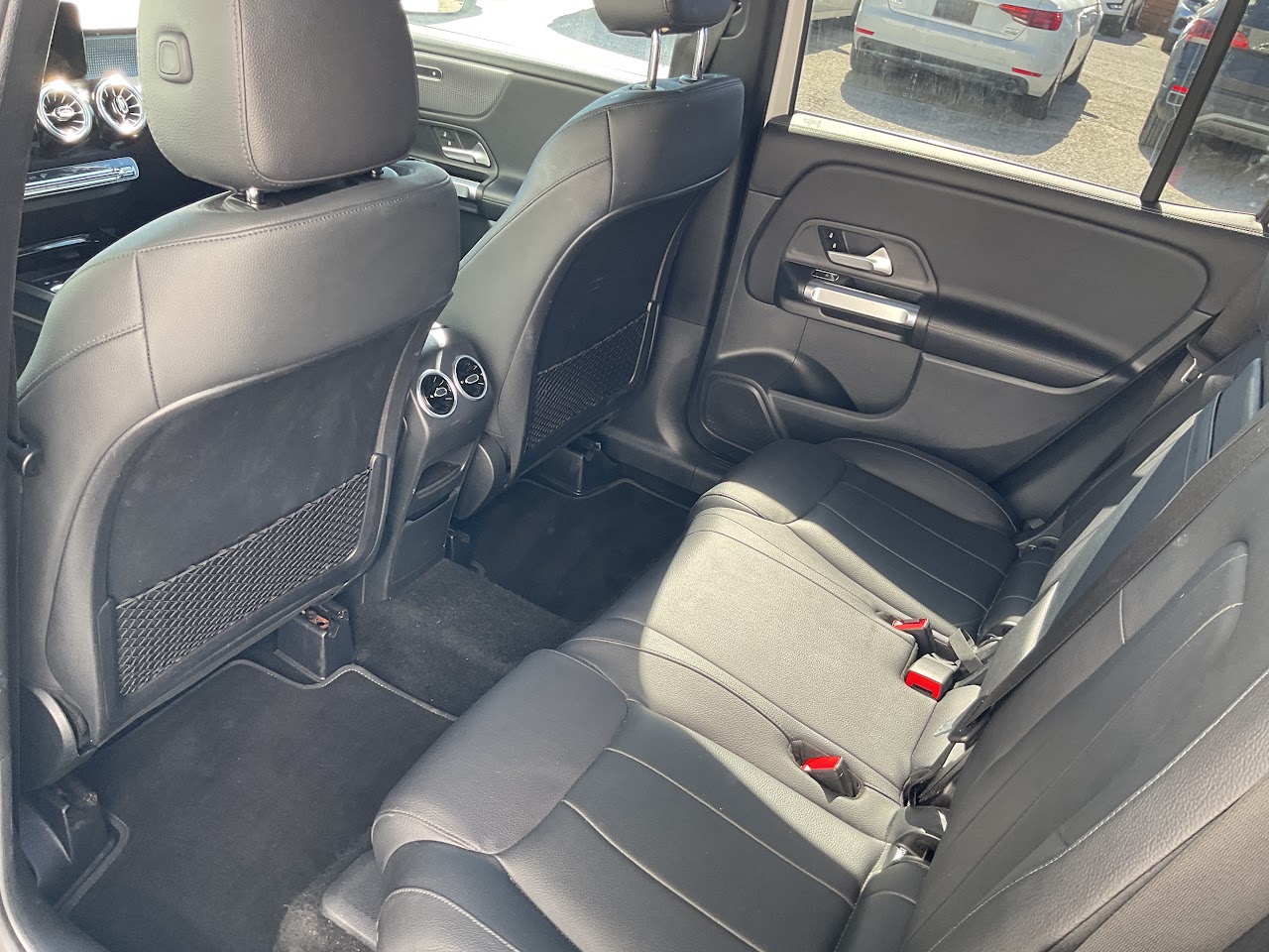 2023 Mercedes-Benz GLB250 — photo 8 of 22