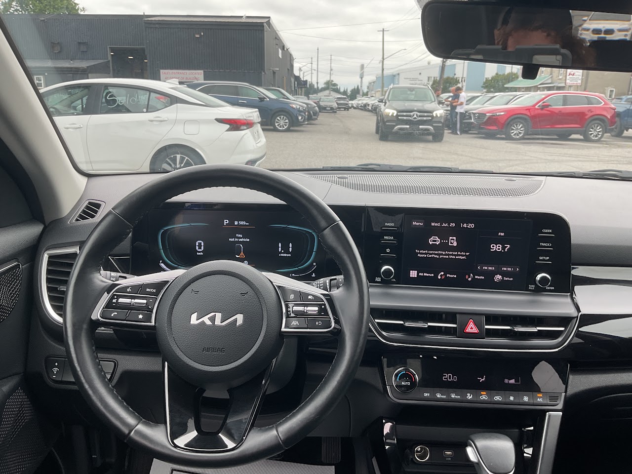2025 Kia Seltos — photo 23 of 34
