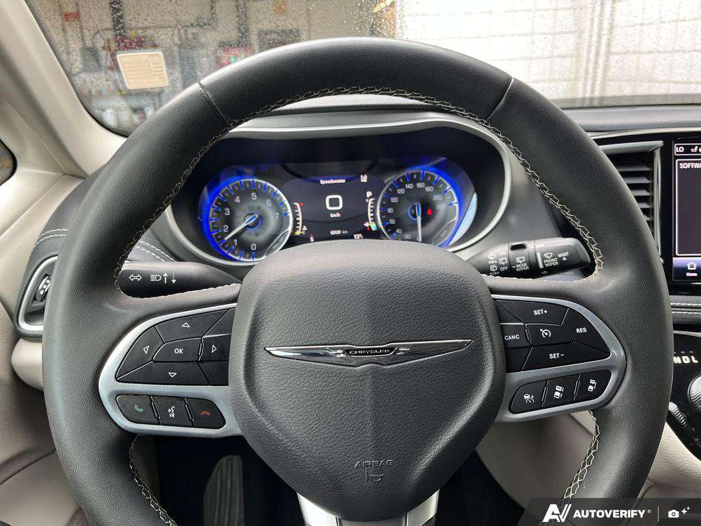 2023 Chrysler Pacifica — photo 14 of 25