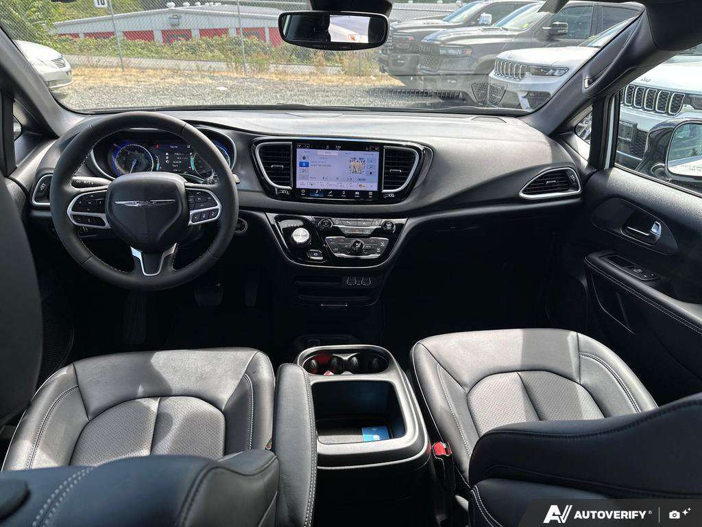 2025 Chrysler Grand Caravan — photo 24 of 25