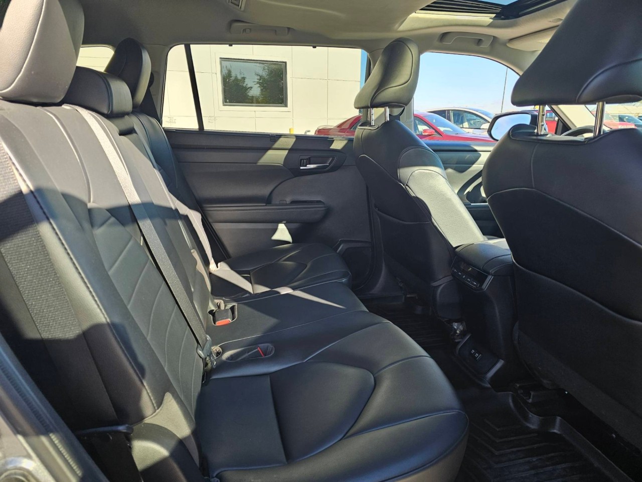 2021 Toyota Highlander — photo 24 of 27