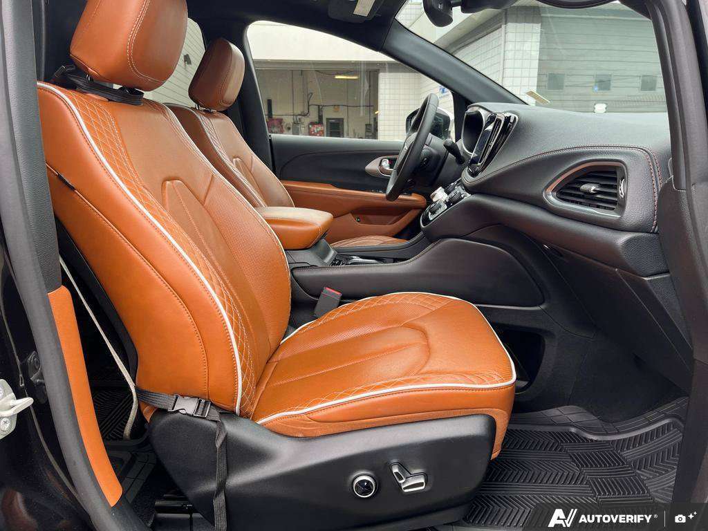 2024 Chrysler Pacifica Hybrid — photo 22 of 25