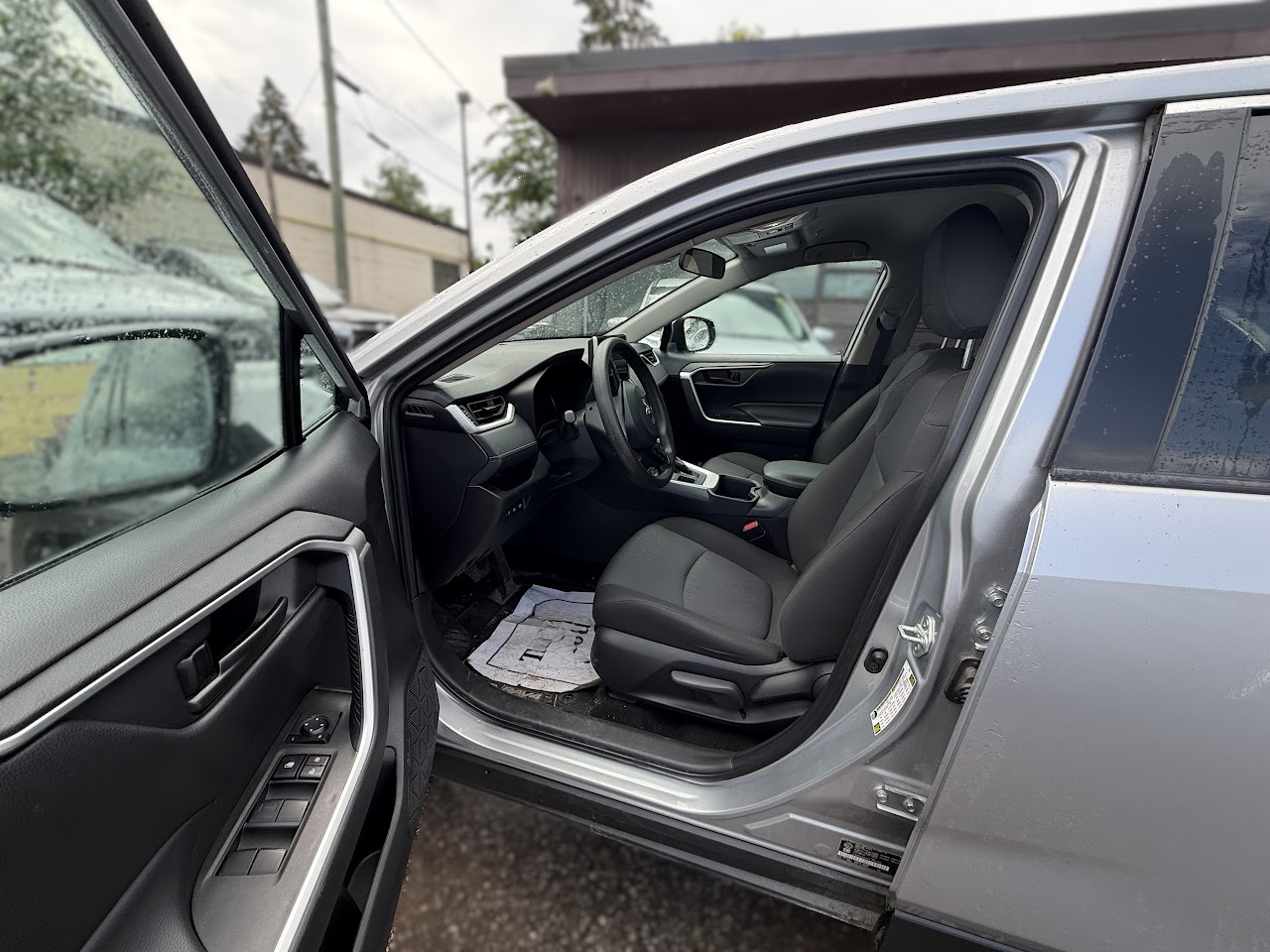 2025 Toyota RAV4 — photo 28 of 47