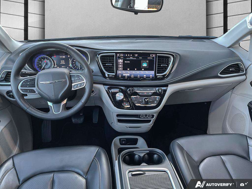 2023 Chrysler Pacifica — photo 24 of 25