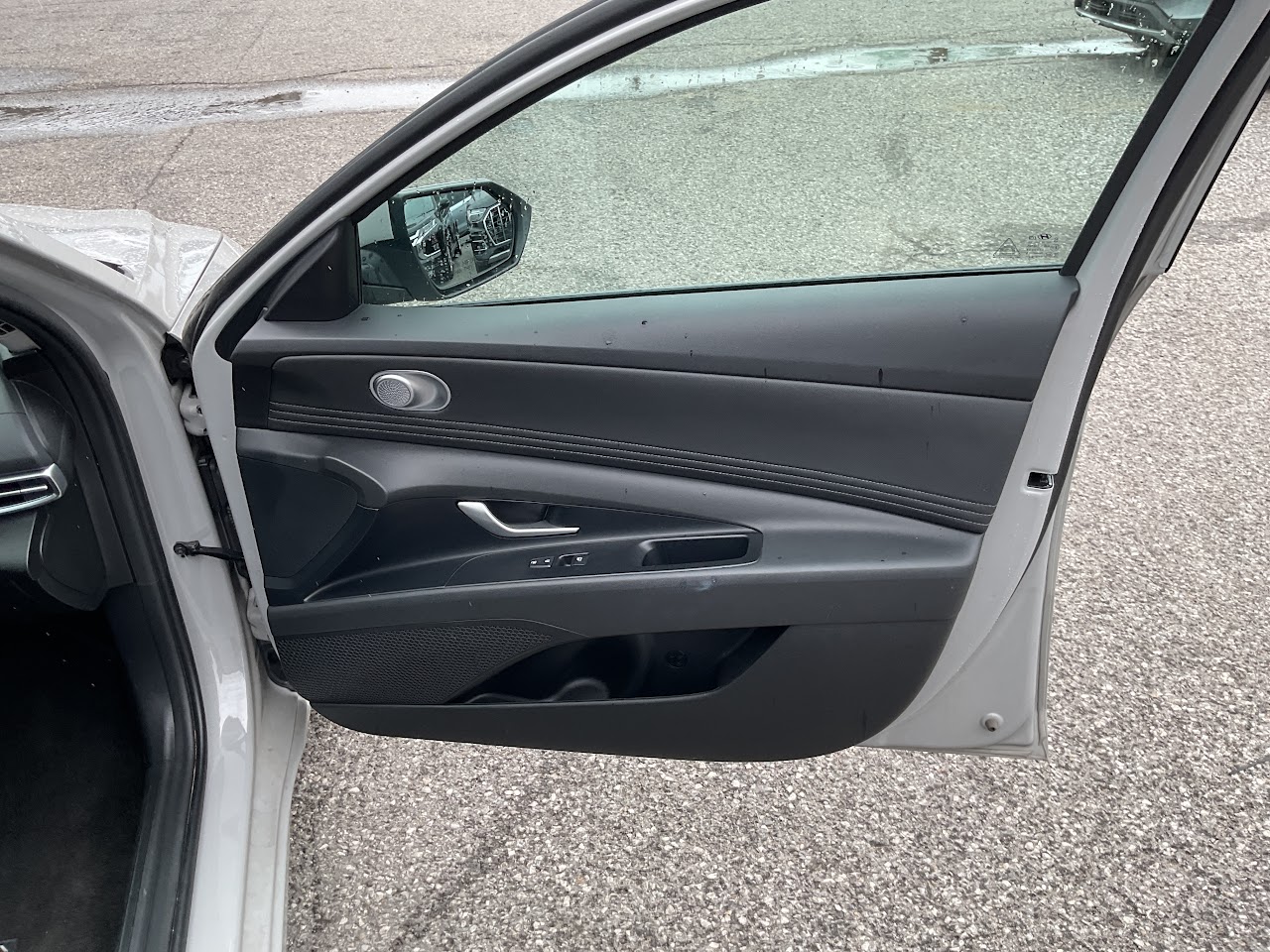 2025 Hyundai Elantra — photo 31 of 34