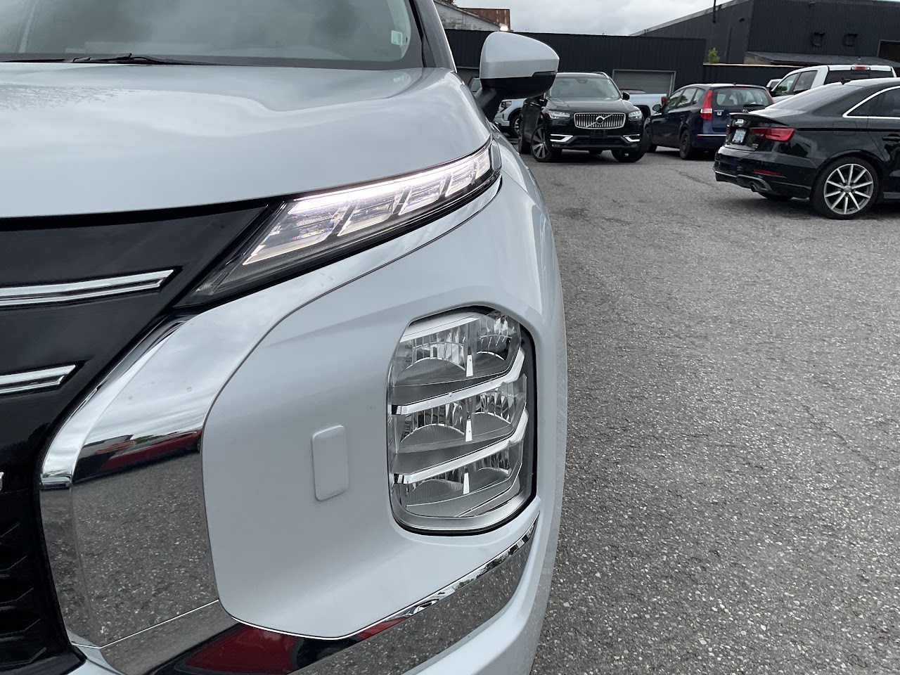 2025 Mitsubishi Outlander — photo 16 of 33