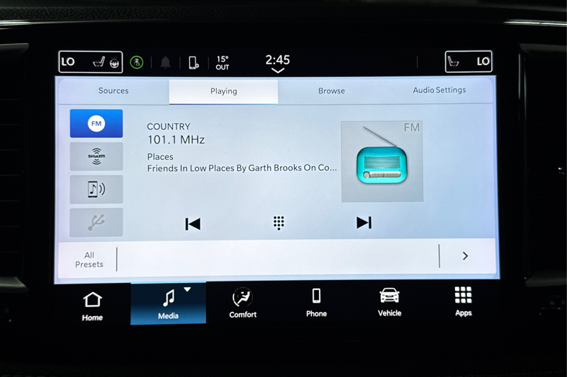 2024 Chrysler Pacifica — photo 18 of 33