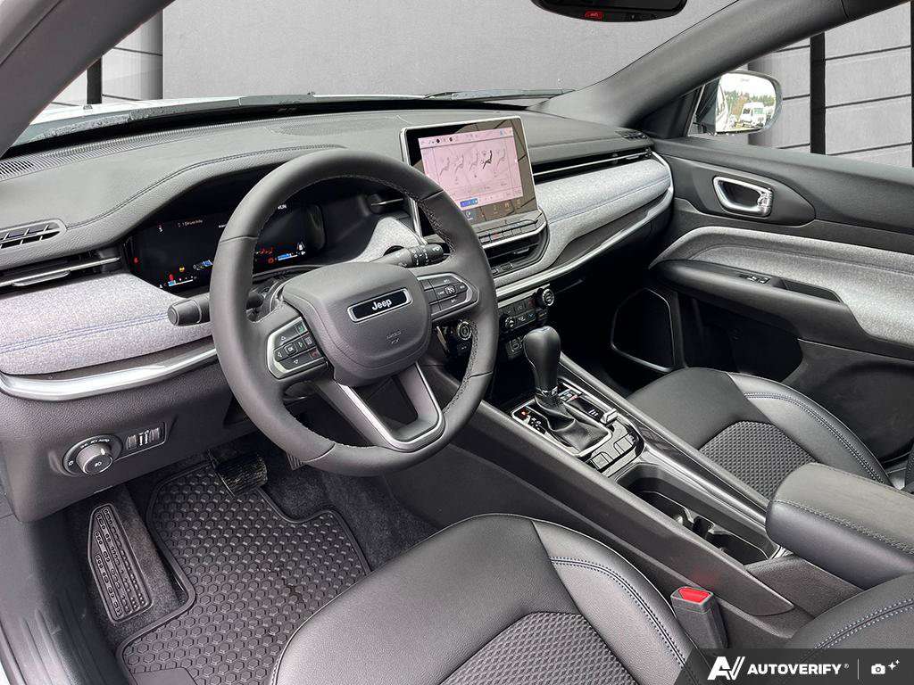 2025 Jeep Compass — photo 13 of 25