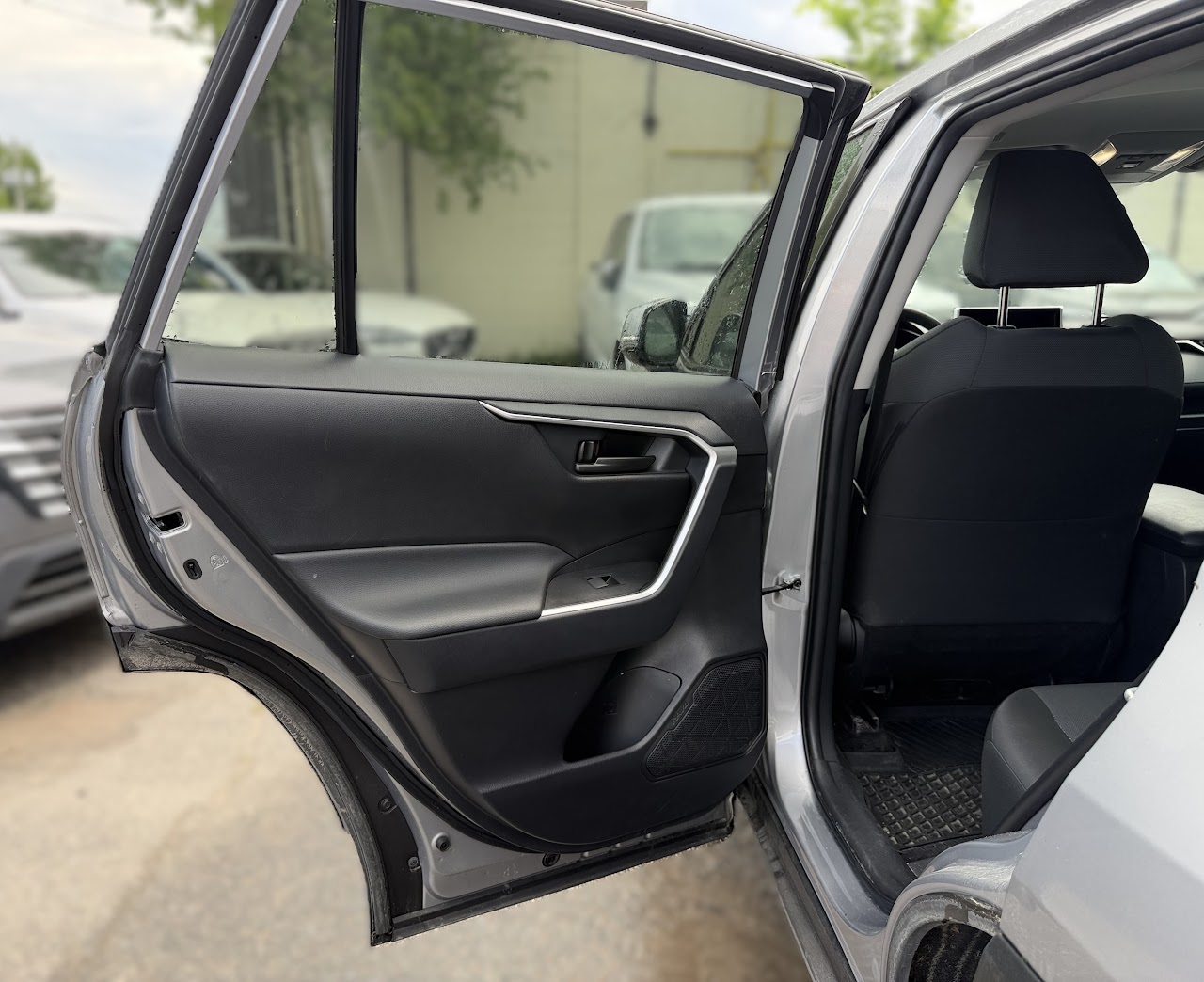 2025 Toyota RAV4 — photo 27 of 47