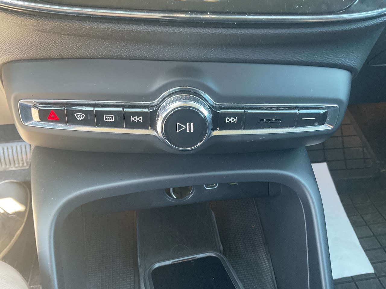 2024 Volvo XC40 — photo 29 of 36