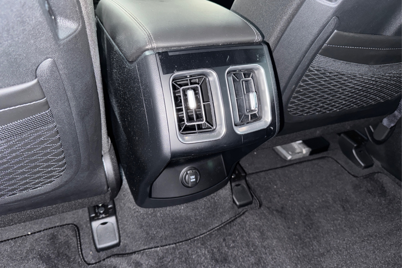 2025 Kia Sorento — photo 20 of 33