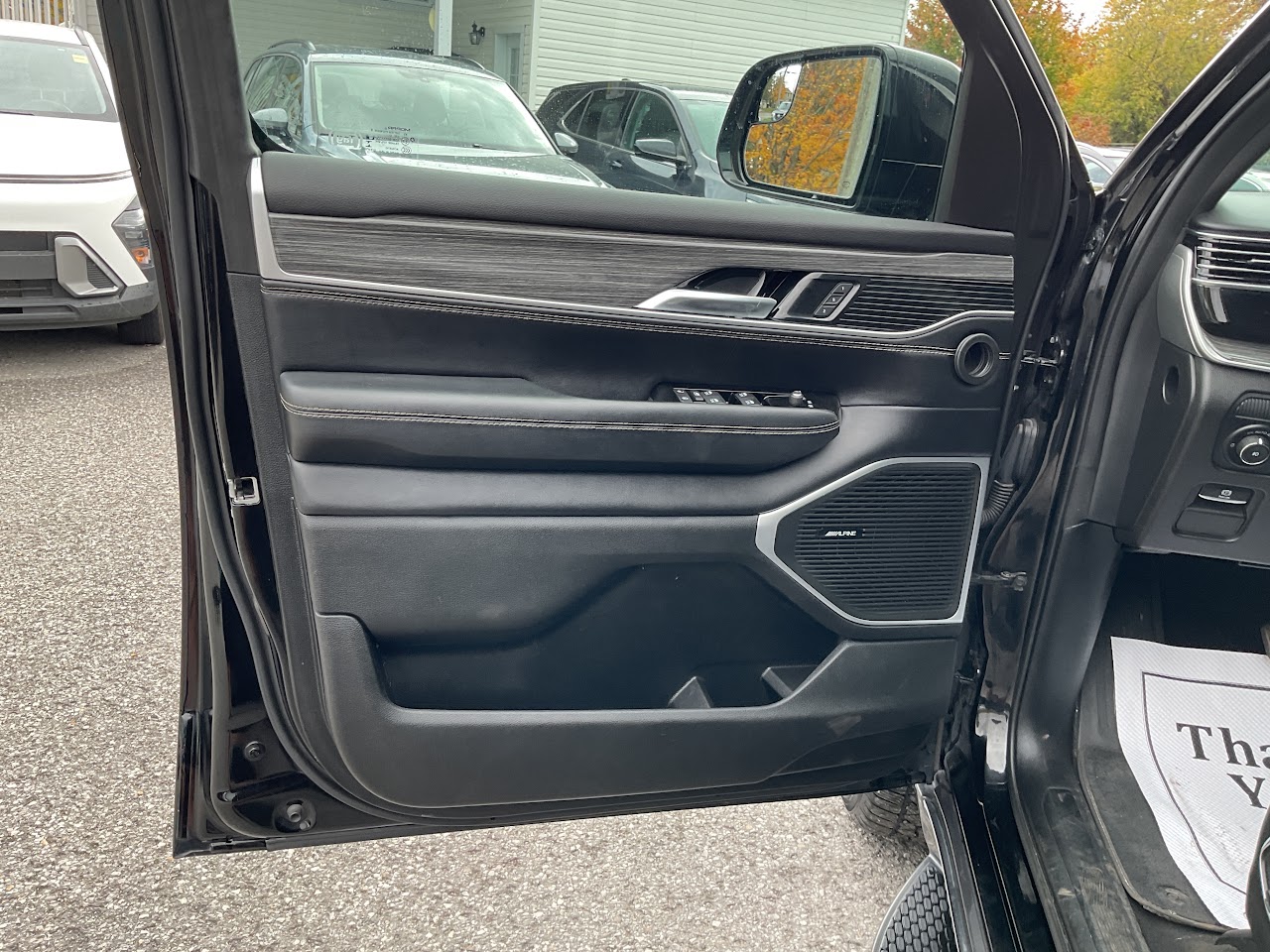 2022 Jeep Wagoneer — photo 30 of 34