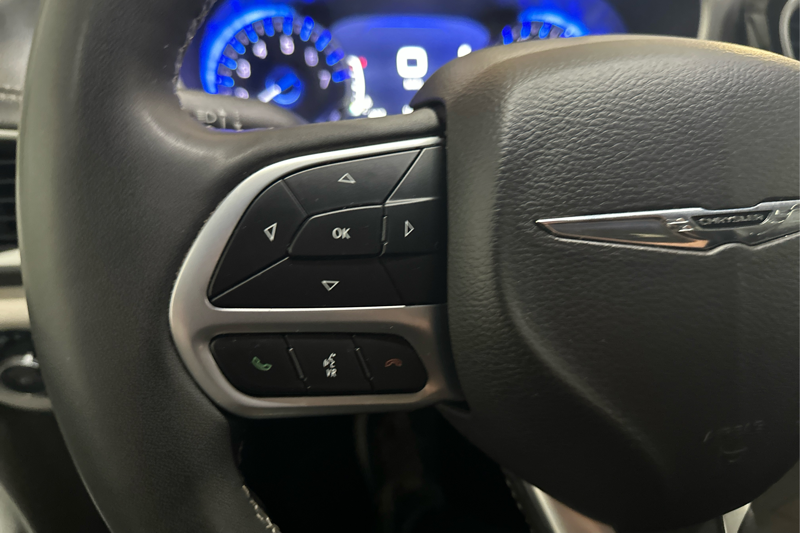 2023 Chrysler Pacifica — photo 23 of 27