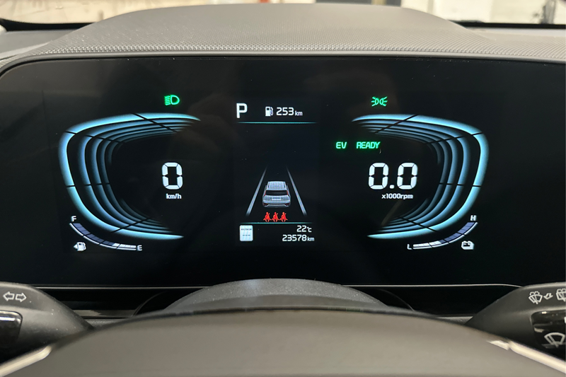 2025 Kia Niro Hybrid — photo 14 of 27
