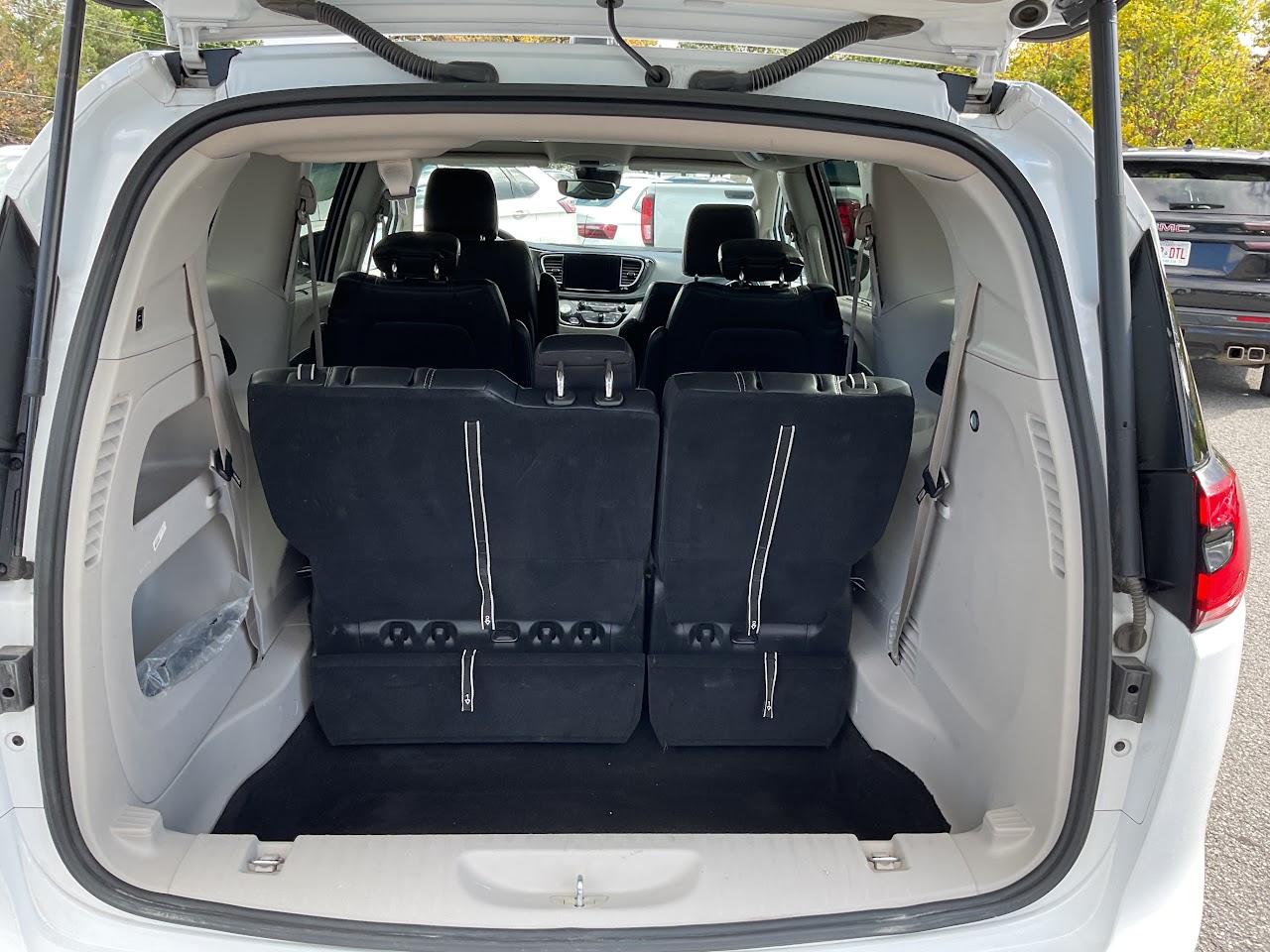 2024 Chrysler Pacifica — photo 21 of 34