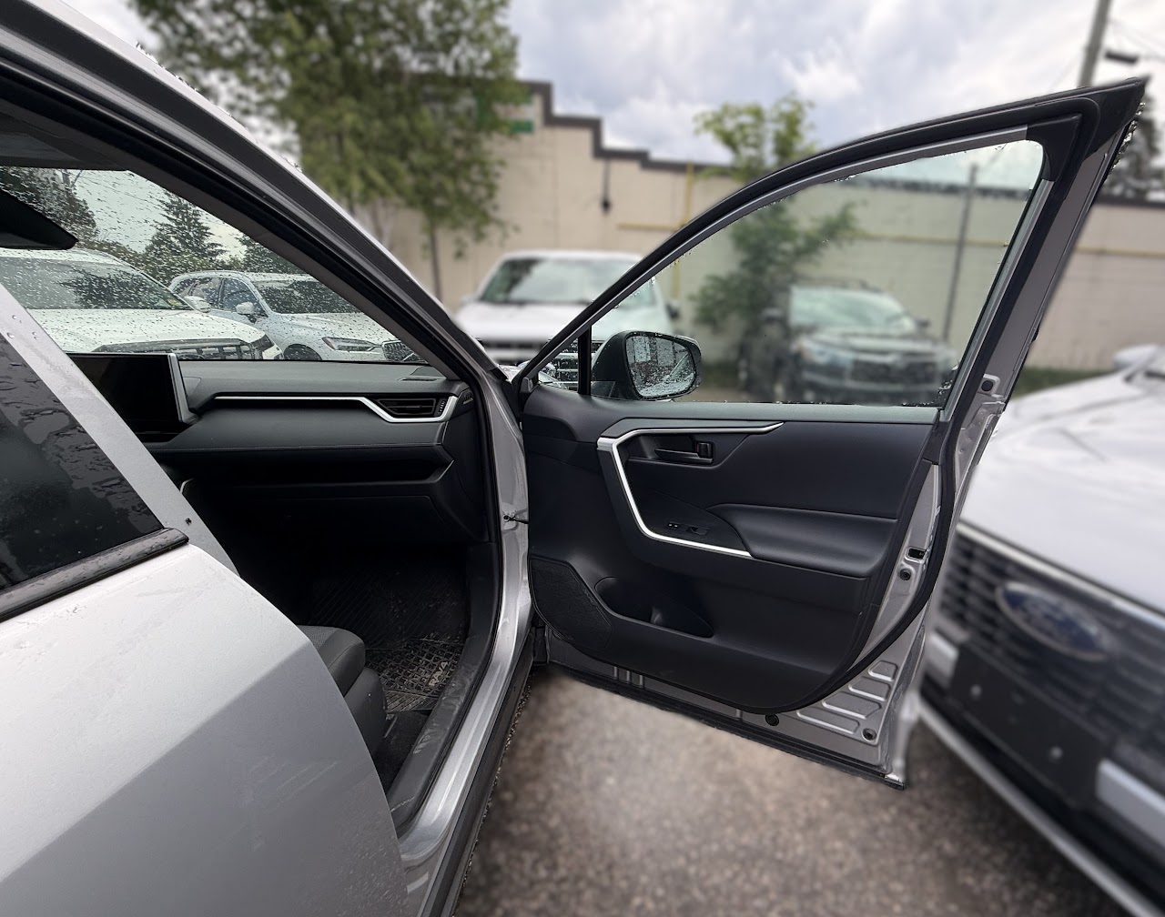 2025 Toyota RAV4 — photo 23 of 47