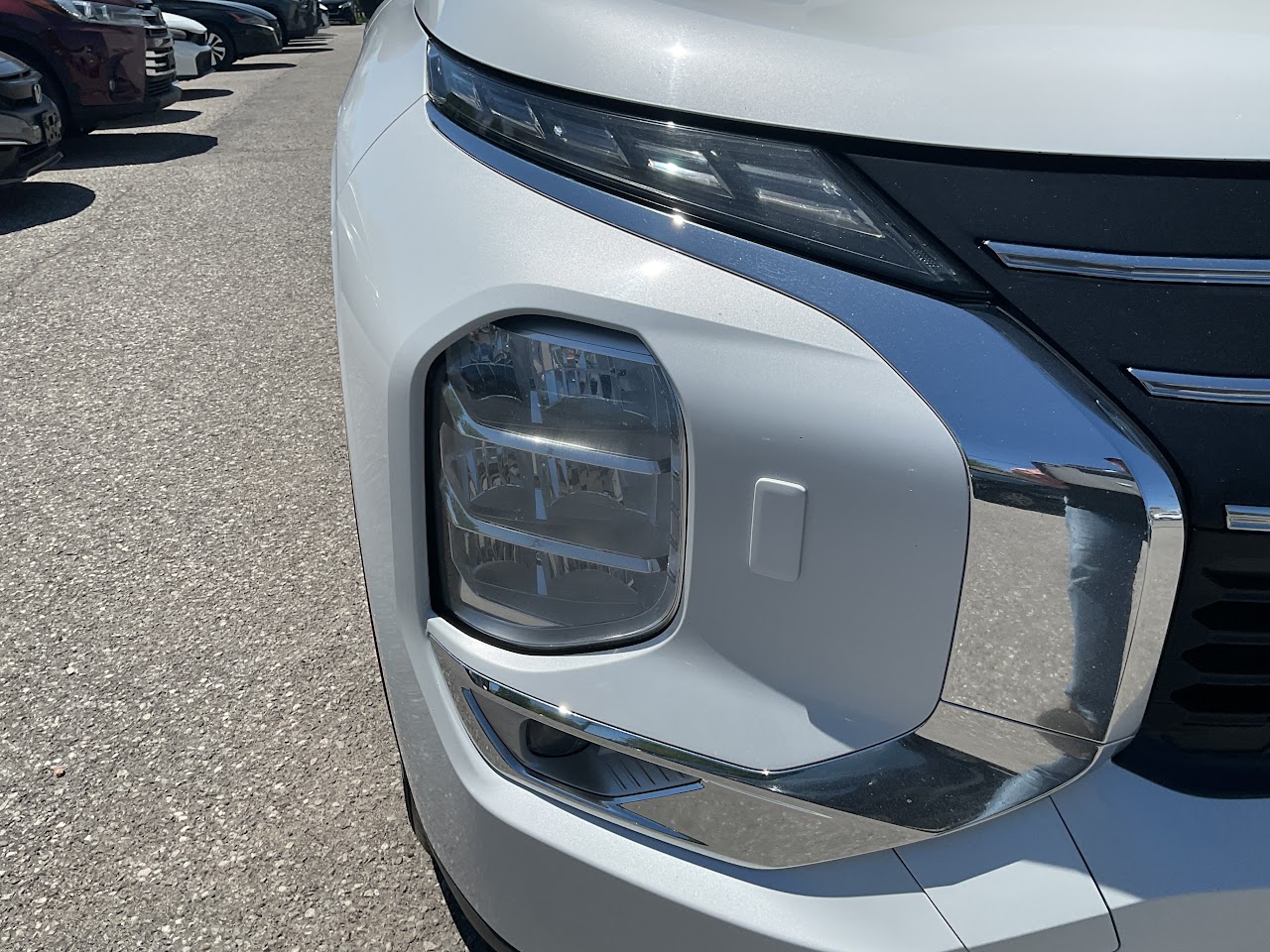 2025 Mitsubishi Outlander — photo 14 of 32