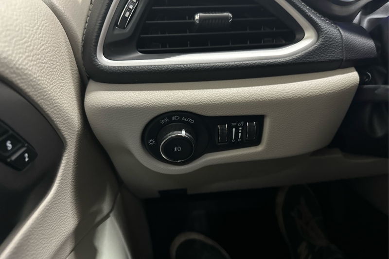 2023 Chrysler Pacifica — photo 16 of 27