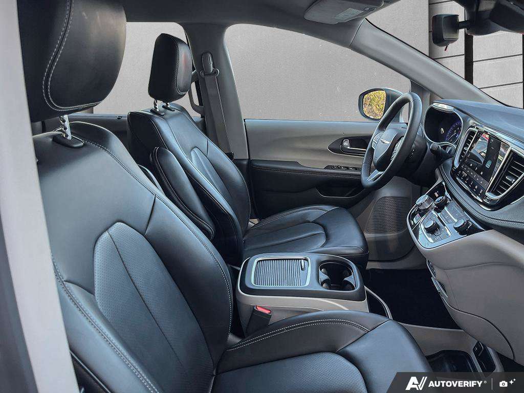 2023 Chrysler Pacifica — photo 22 of 25