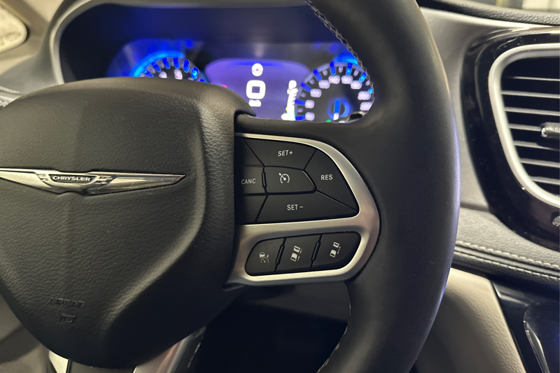 2023 Chrysler Pacifica — photo 29 of 33