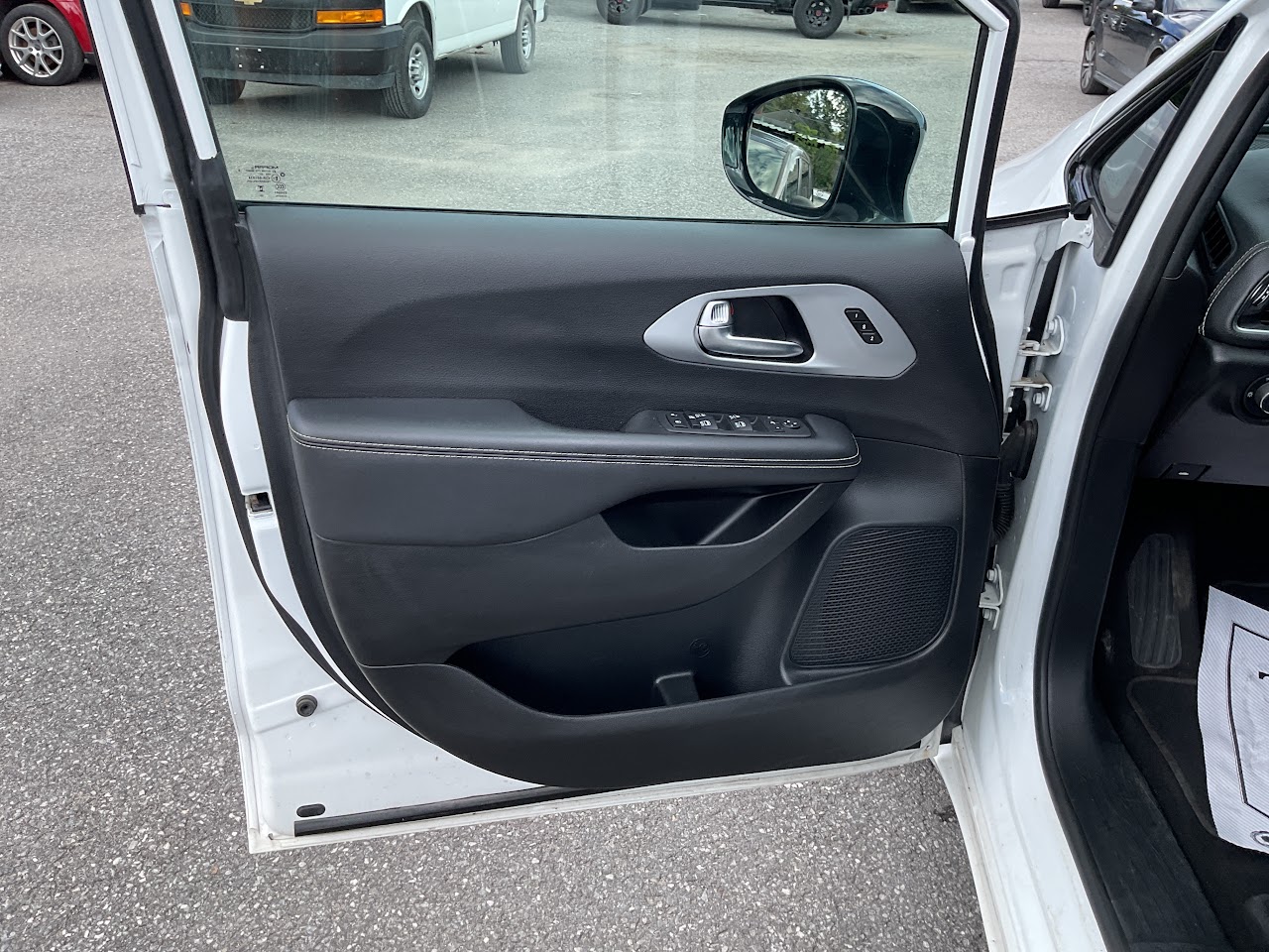 2025 Chrysler Pacifica — photo 30 of 34
