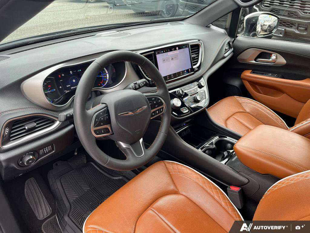 2024 Chrysler Pacifica Hybrid — photo 13 of 25