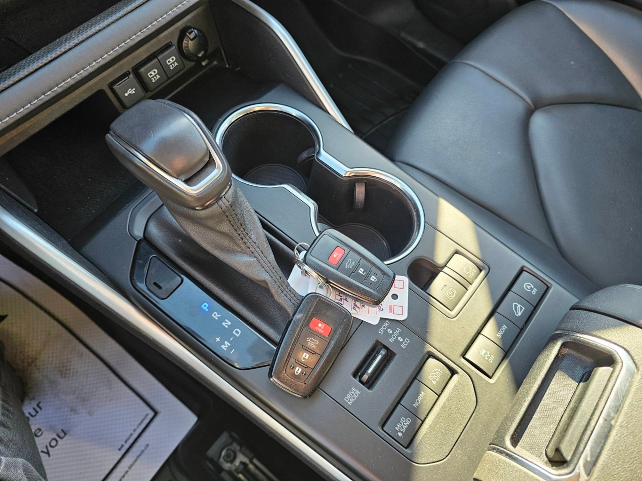 2021 Toyota Highlander — photo 18 of 27