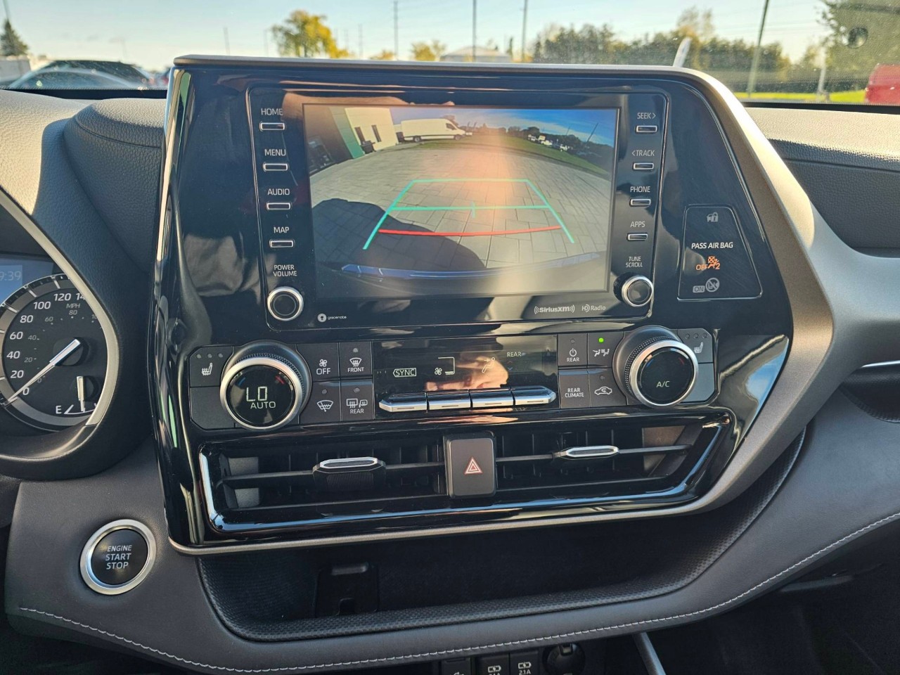2021 Toyota Highlander — photo 16 of 27