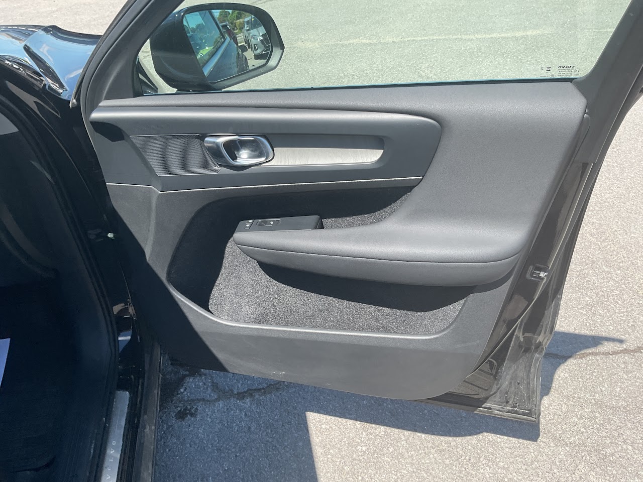 2024 Volvo XC40 — photo 33 of 36