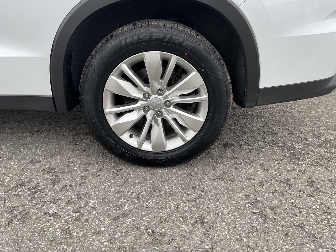 2025 Mitsubishi Outlander — photo 12 of 33