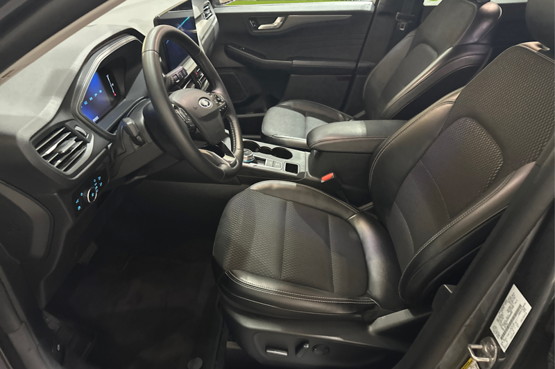 2025 Ford Escape Plug-in Hybrid — photo 11 of 35