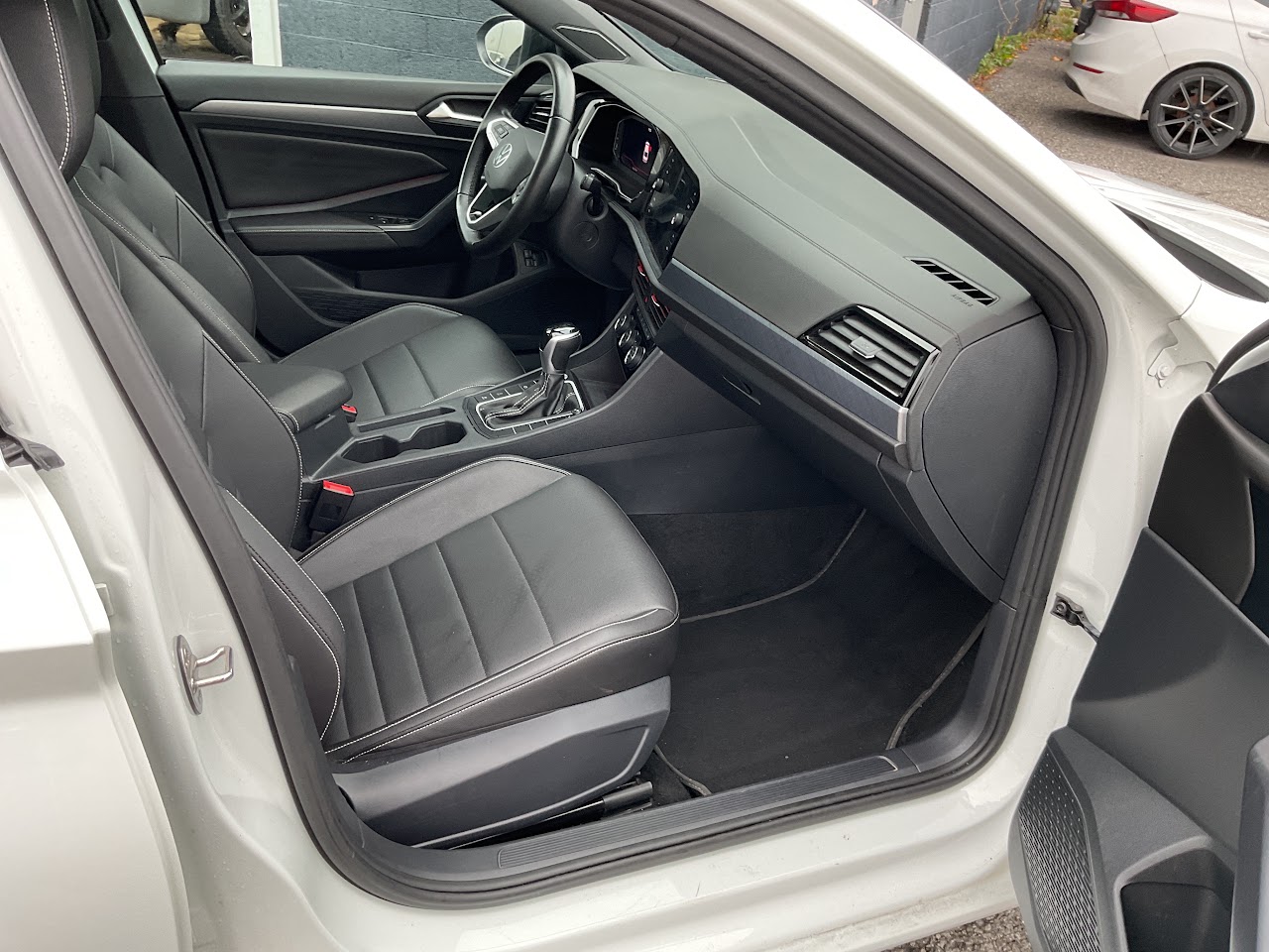 2024 Volkswagen Jetta — photo 17 of 39