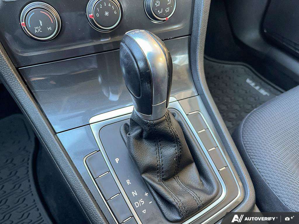2019 Volkswagen Golf SportWagen — photo 17 of 25
