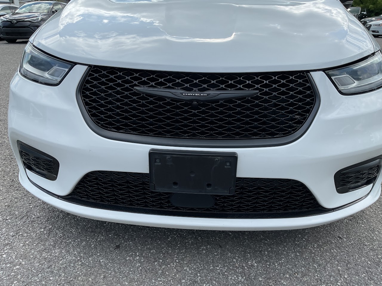 2025 Chrysler Pacifica — photo 18 of 34