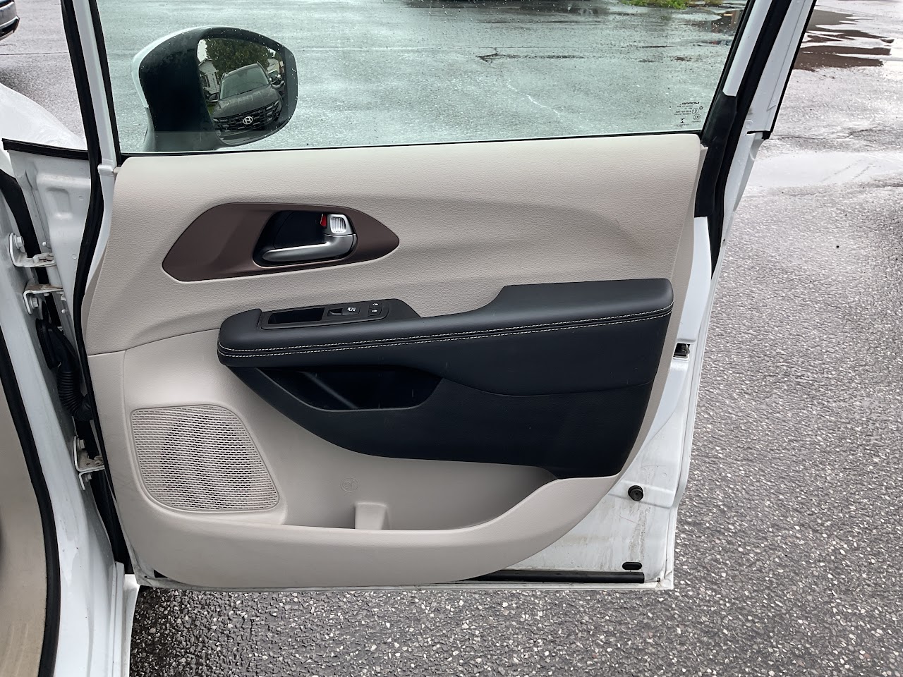 2023 Chrysler Grand Caravan — photo 31 of 34