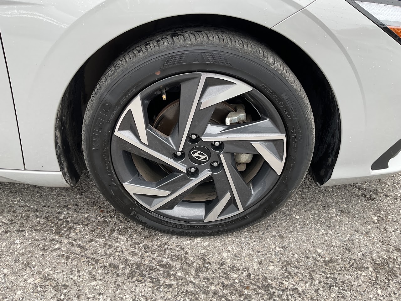 2025 Hyundai Elantra — photo 12 of 34