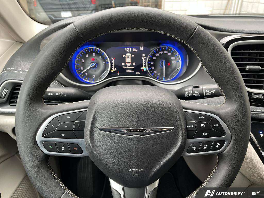 2023 Chrysler Pacifica — photo 14 of 25