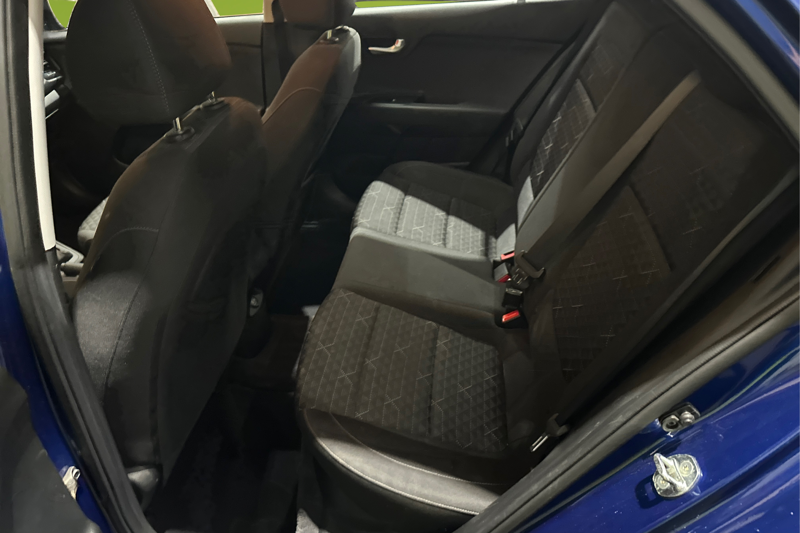 2021 Kia Rio Hatchback 5-Door — photo 11 of 25