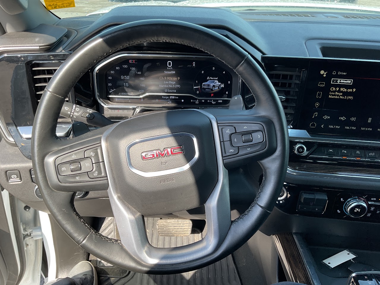 2024 GMC Sierra — photo 23 of 32