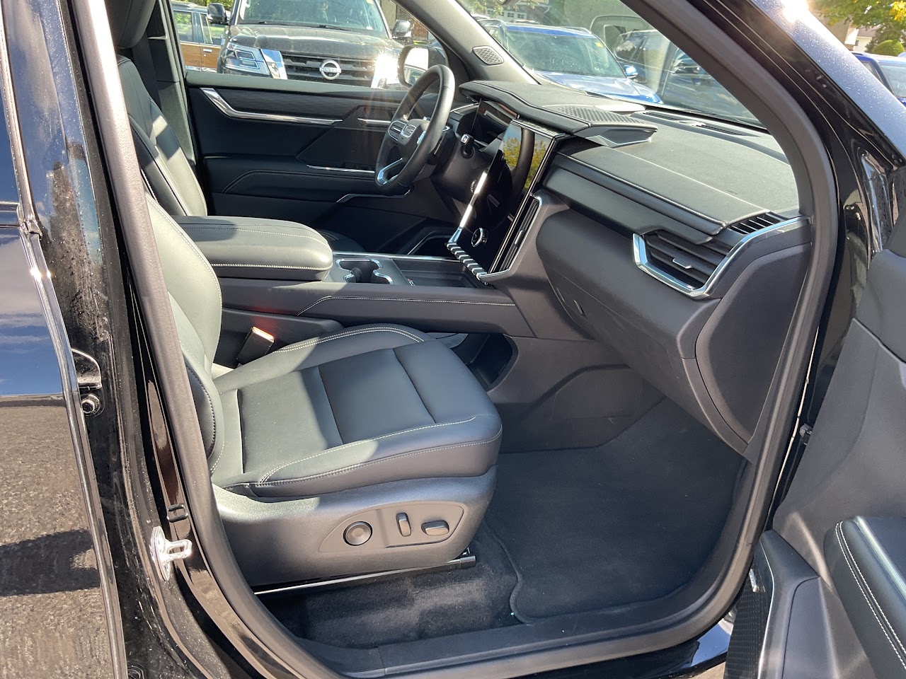 2025 GMC Acadia — photo 24 of 34