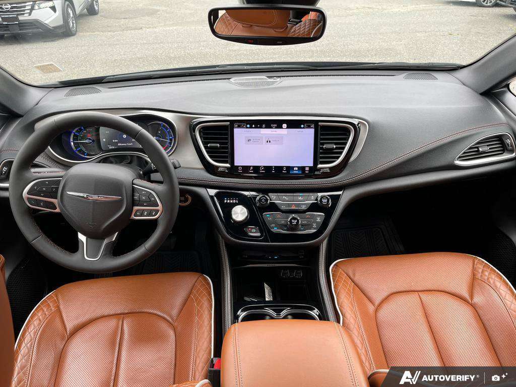 2024 Chrysler Pacifica Hybrid — photo 24 of 25