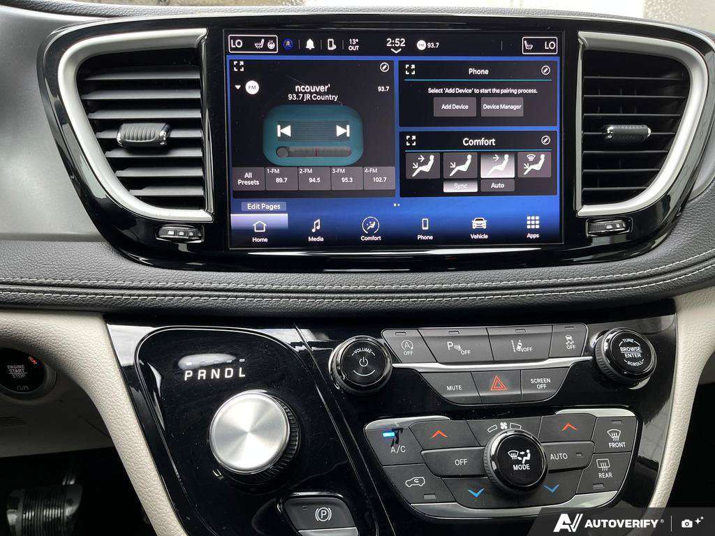 2023 Chrysler Pacifica — photo 19 of 25