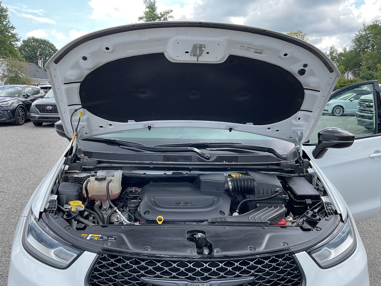 2025 Chrysler Pacifica — photo 22 of 34