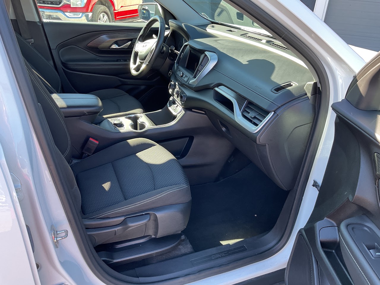 2024 GMC Terrain — photo 18 of 34