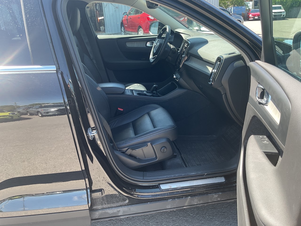 2024 Volvo XC40 — photo 22 of 36