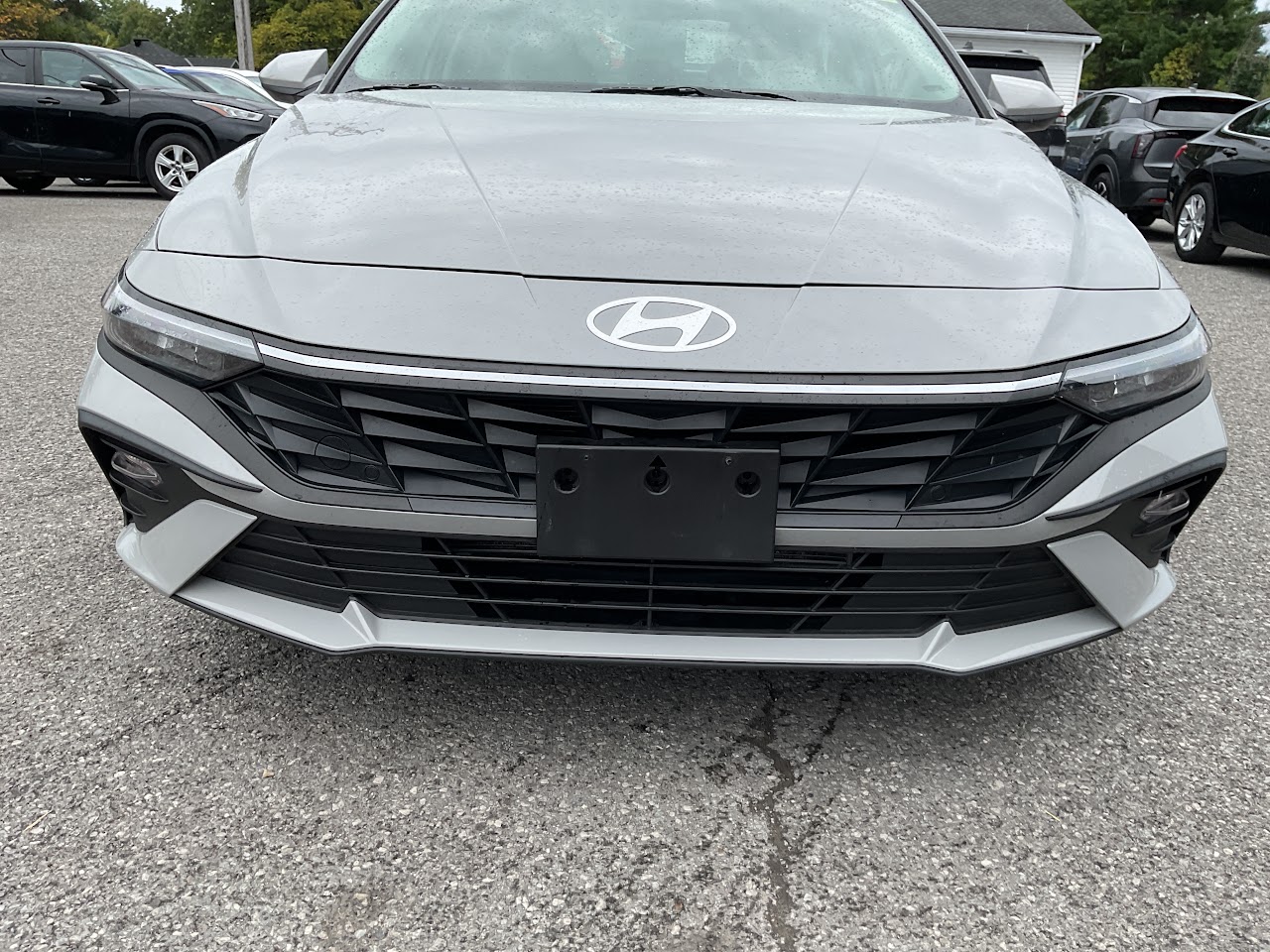 2025 Hyundai Elantra — photo 18 of 34