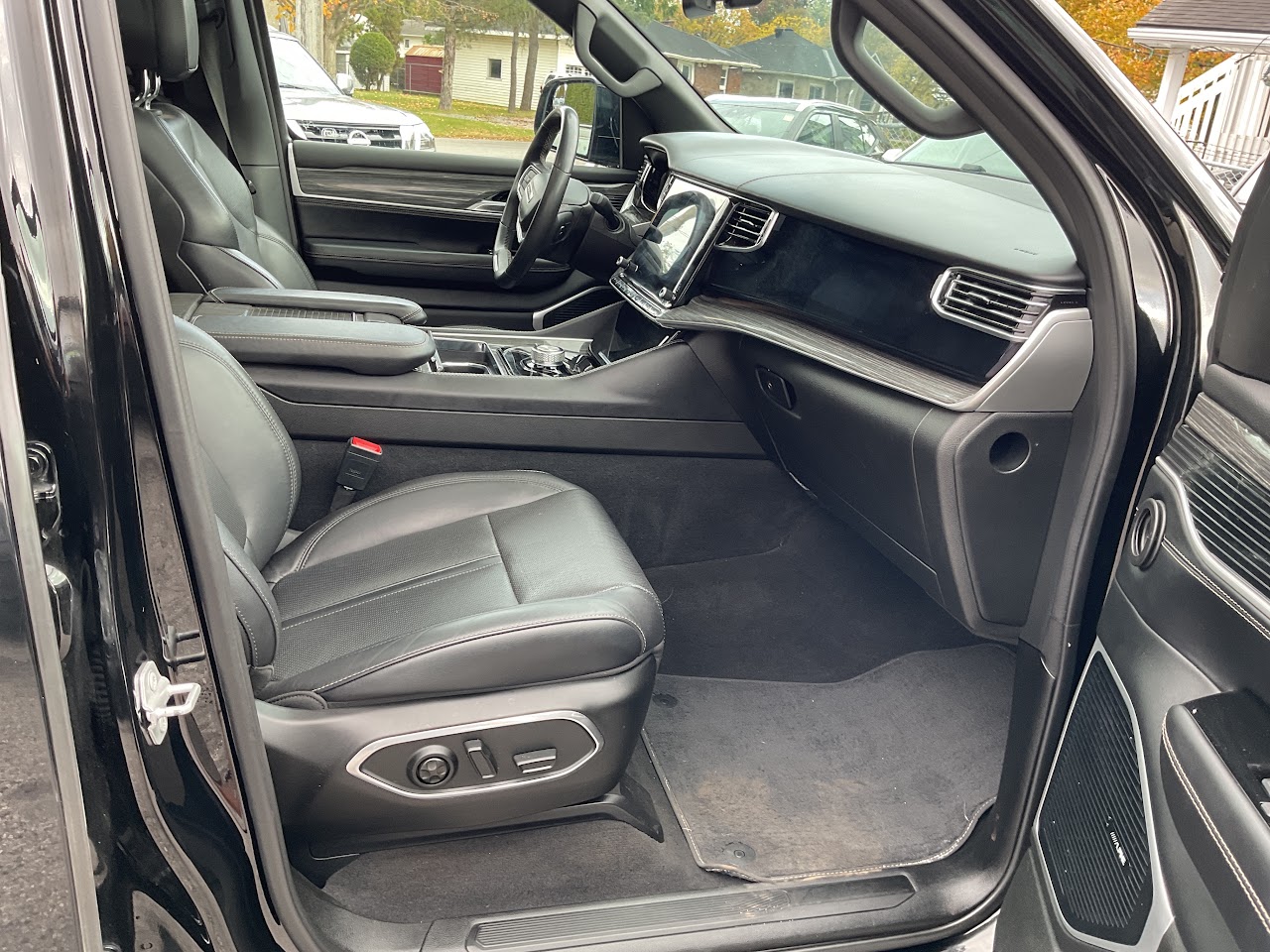2022 Jeep Wagoneer — photo 21 of 34